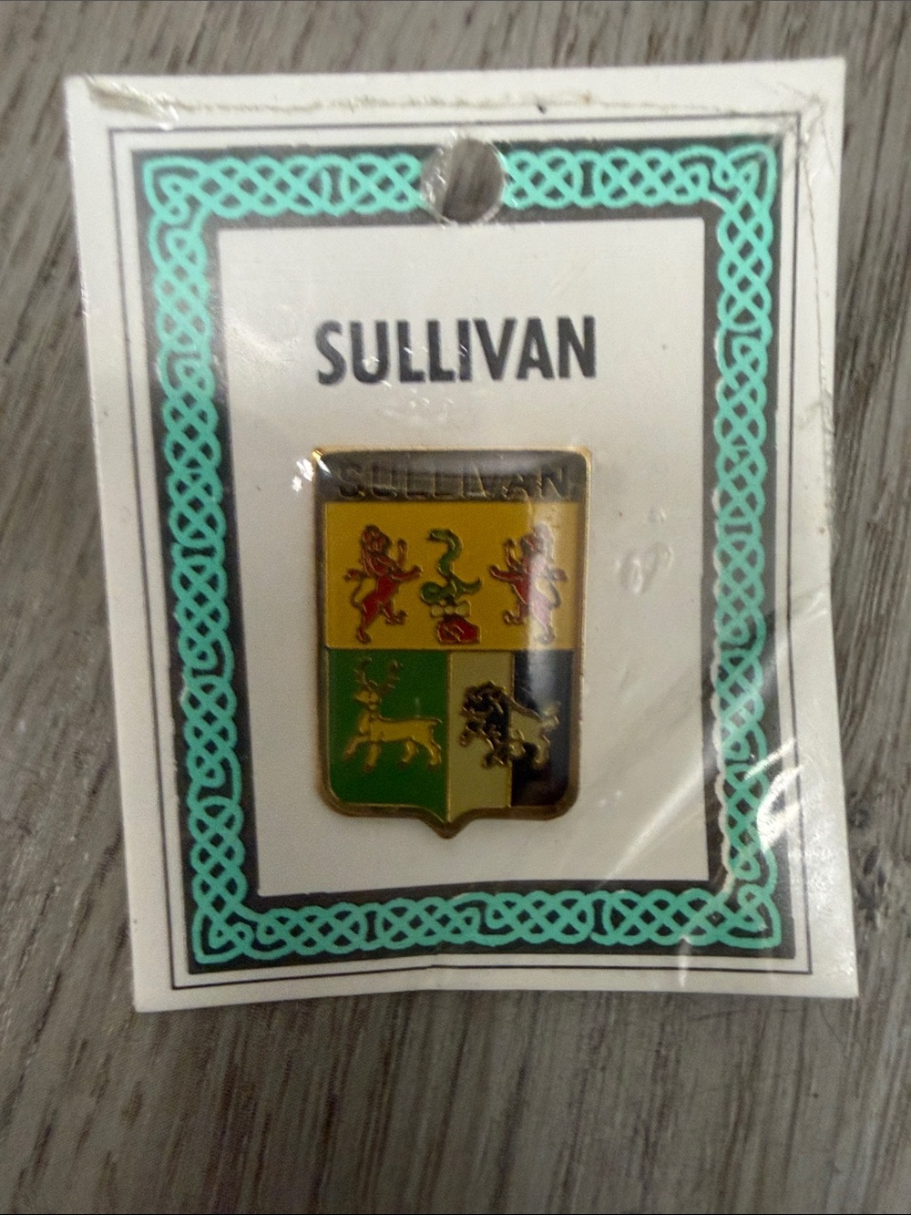 Broche con el escudo de armas irlandés, emblema de O'Sullivan...